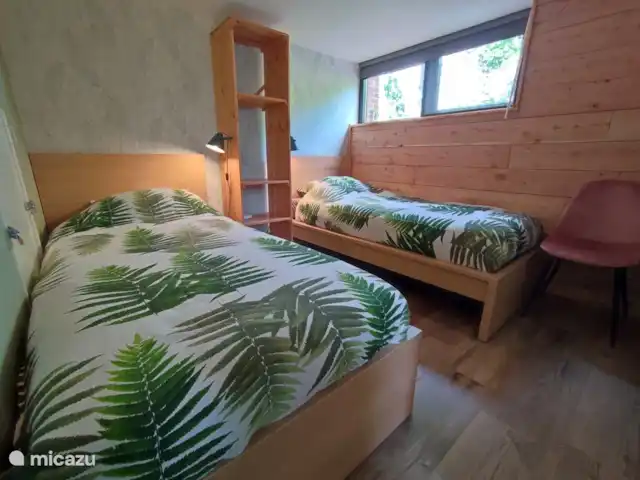 De grotere slaapkamer beneden heeft 2 aparte bedden. En ooooooh... wat is het heerlijk koel in de zomer hier in het souterrain